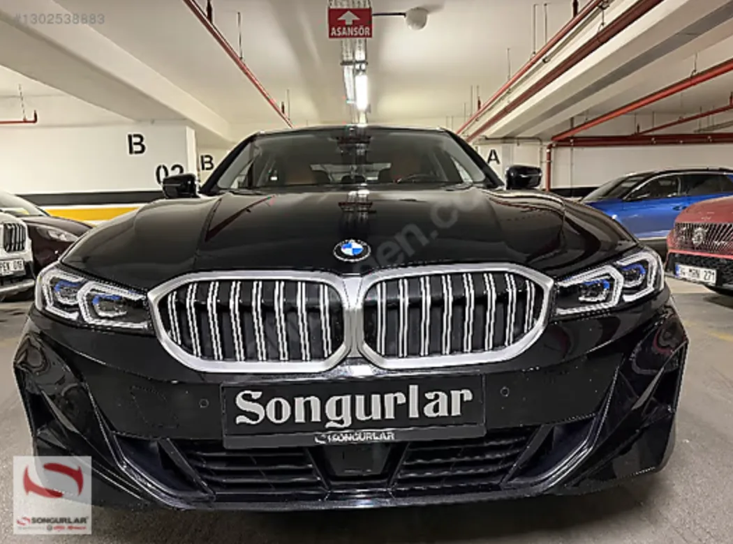 Siyah BMW sedan, önden görünüm
