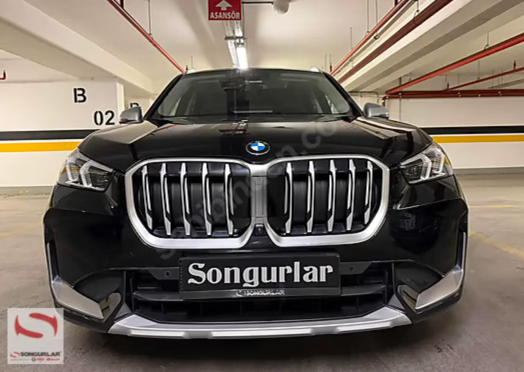 Siyah BMW SUV, önden görünüm