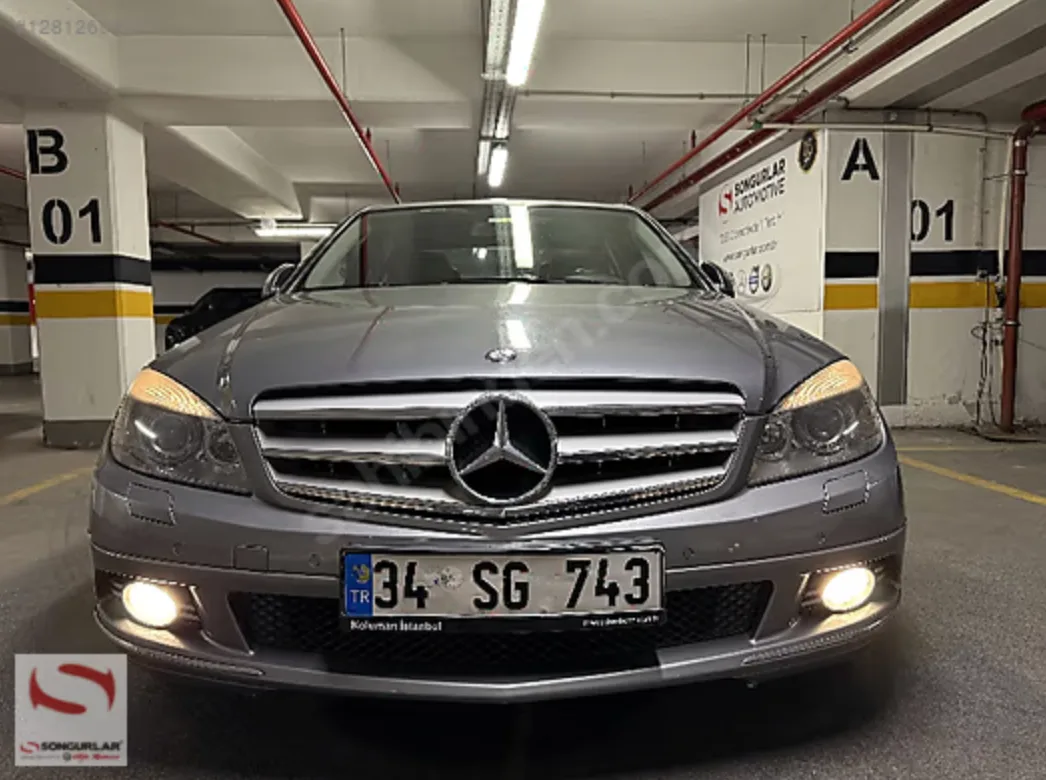 Gri Mercedes-Benz sedan, önden görünüm