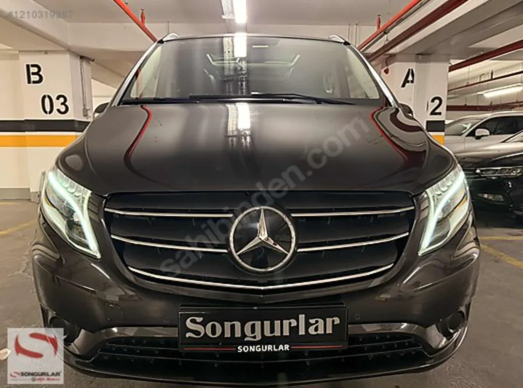 Siyah Mercedes-Benz panelvan, önden görünüm
