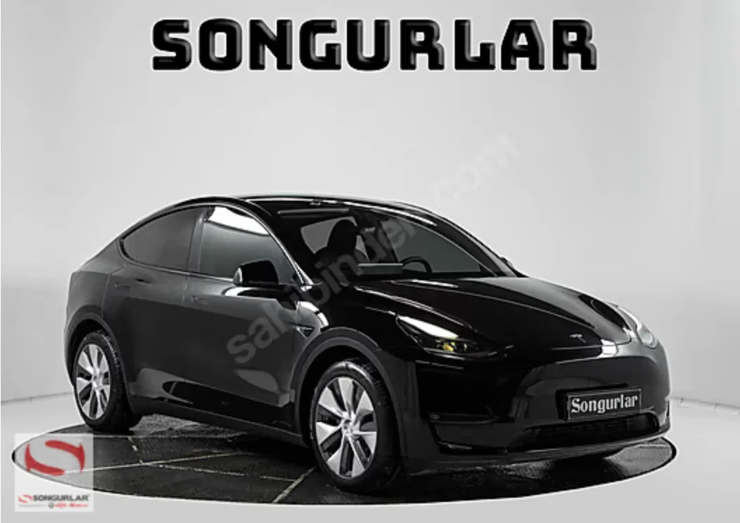 Siyah Tesla SUV, çapraz önden görünüm