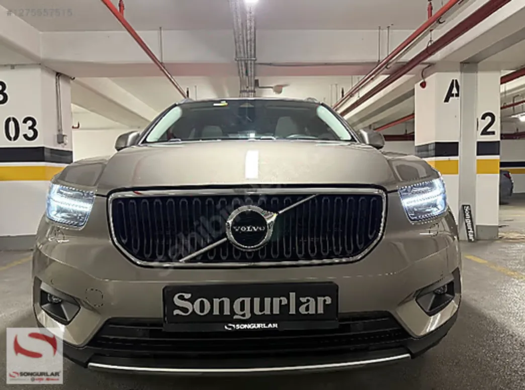 Bej Volvo SUV, önden görünüm