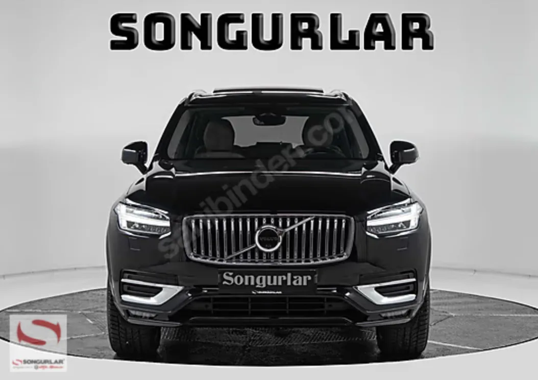 Siyah Volvo SUV, önden görünüm